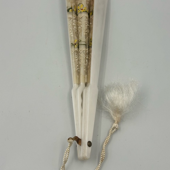 Elegant Lace Hand Fan with Yellow Floral Design - Picture 4 of 4